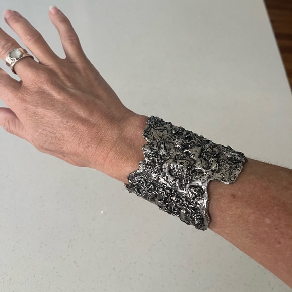 Alexander McQueen Molten Cuff Bracelet - Picture 3 of 15